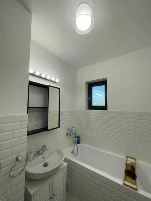 Modern 2-Bedroom Apartment In New Residence Craiova Exterior photo