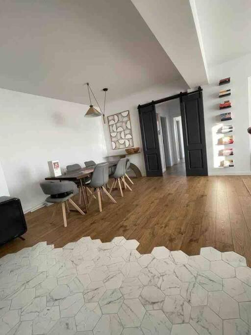 Modern 2-Bedroom Apartment In New Residence Craiova Exterior photo