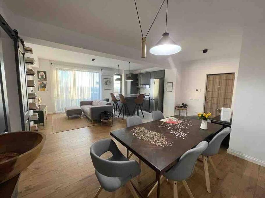 Modern 2-Bedroom Apartment In New Residence Craiova Exterior photo